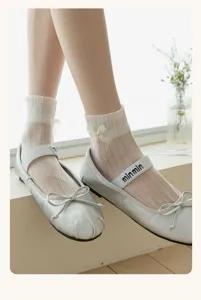 Calcetines blancos transparentes con lazo y bailarinas plateadas, detalle de verano transpirable.