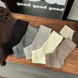 Gestreickte Stulpen für Damen, vintage Herbst ästhetische Socken, gemütlich braun grau.