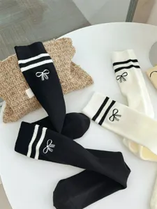 Details zu Lolita Schleifen Wadenstrümpfen mit Doppelstreifen und Stickerei für Damen.