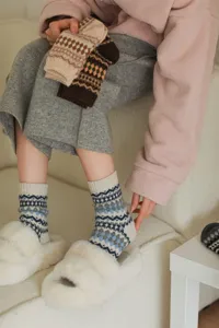 Calze invernali in lana calda con motivi vintage argyle e Fair Isle per la stagione.