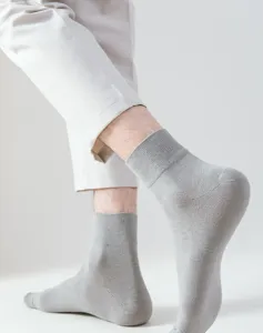 Primer plano de calcetines grises transpirables para hombre, algodón cómodo diario.