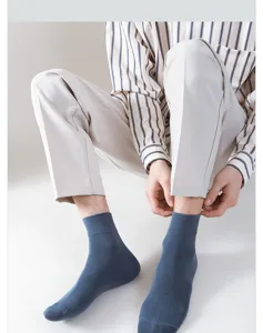 Primer plano detallado de calcetines lisos azules para hombre de algodon comodos en el pie.
