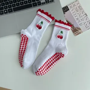 Calzini antiscivolo da yoga da donna con ricamo di ciliegie e suola a cuore per pilates e fitness.