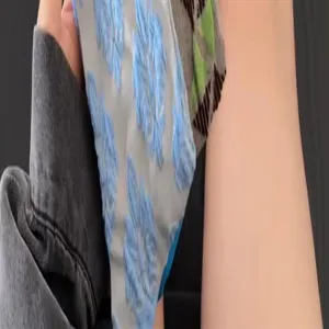 Vue détaillée de chaussettes vintage japonaises à motif de broderie géométrique en relief bleu.