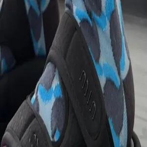 Détail en gros plan de chaussettes à motif géométrique assorties à des chaussures noires.