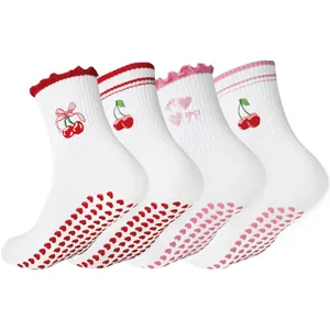 Calzini antiscivolo da donna per yoga con ricamo ciliegia e suola con grip a cuore per fitness.