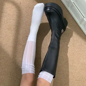 Plateau Langstiefel im Stil kombiniert mit süßen weißen Spitzen Beinstulpen für Damen