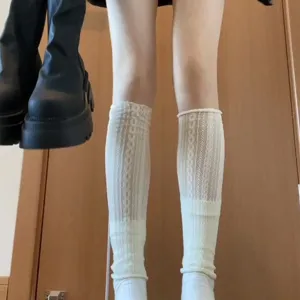Ballettstil Fruehling Sommer Stulpen duenn Spitzen Socken kombiniert mit langen Stiefeln