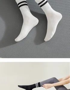 Atmungsaktive Anti-Rutsch Pilates Socken mit Streifen für Yoga und Fitnesstraining.