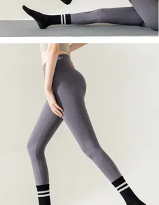 Detailansicht von Damen Sport Leggings und rutschfesten Pilates Socken mit Grip Punkten.