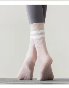 Rosa gestreifte Grip-Socken für Pilates und Yoga mit rutschfesten Sohlennoppen für Training.