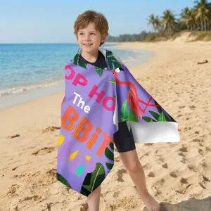 Detailtextur eines Mikrofaser-Strandtuches mit Flamingo- und Tropenblattmuster