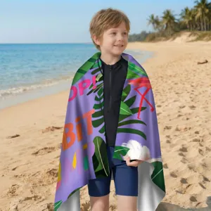 Mikrofaser-Strandtuch mit Flamingo-Druck, getragen von einem Kind am Sonnenstrand