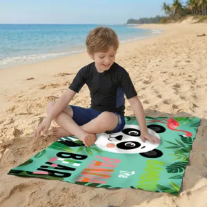 Nahaufnahme Kinder Mikrofaser Strandtuch mit Panda- und Flamingo-Druck auf Sand