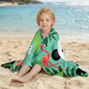 Detailansicht eines schnelltrocknenden Mikrofaser-Strandtuchs mit Flamingo-Motiv am Strand.