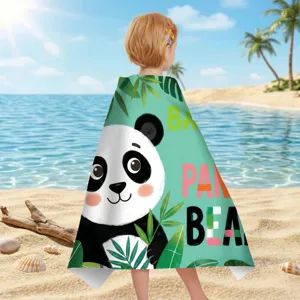 Detail eines schnelltrocknenden Mikrofaser-Strandtuches mit Panda-Design am Strand.