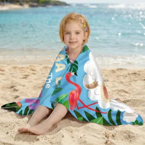 Mikrofaser-Strandtuch mit Flamingo- und Schafmuster an einem sonnigen Sandstrand
