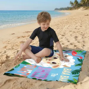 Mikrofaser-Strandtuch schnelltrocknend mit süßem Schaf-Design am sonnigen Strand