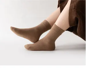 Nahaufnahme Detail von weichen braunen Rippenstrumpf-Baumwollsocken im Studio präsentiert.