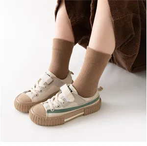 Kinder gekämmte Baumwolle Mittelsocken kombiniert mit Freizeitschuhen, weich und bequem.