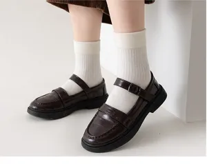 Bequeme Kinder Wadenstrümpfe und klassische braune Mary Jane Lederschuhe für den Alltag.