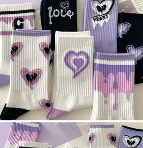 Damen süße lila weiße Baumwollsocken mit Herzmustern und Tropfendesign für warme Wintertage.