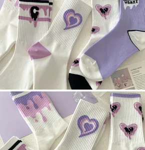 Nahaufnahme von Baumwoll-Mittel-Socken mit süßen lila Herzen und Tropfenmustern für Damen.
