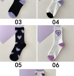 Detailansicht von Damen Mittelsocken aus reiner Baumwolle mit süßen Herzmustern für den Alltag.
