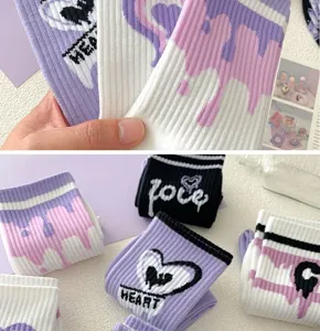 Süße Damen Wadenhohe Baumwollsocken mit stilvollem Herz Tropfen Muster für lässigen Winter.