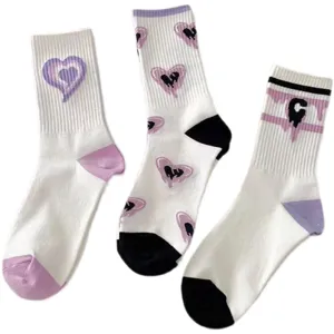 Süße Damen Mittelsocken mit lila Herz- und Tropfenmustern, weiche Baumwoll-Freizeitkleidung.