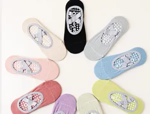 Chaussettes de yoga antidérapantes avec brides croisées pour fitness pilates femme.