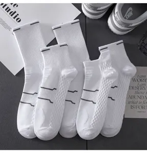 Weißte sportliche Frottee-Sportsocken für Herren, atmungsaktive Lauf- und Tennissocken.