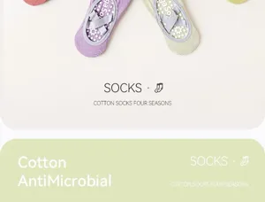Vue detaillee des chaussettes de yoga antiderapantes a brides croisees pour pilates.