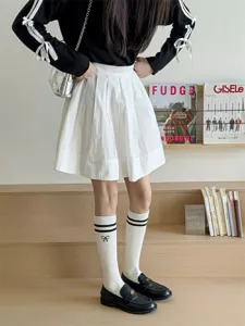 Prägende Lolita-Kniestrümpfe mit Schleifen, Doppelstreifen und Stickerei für Damen.
