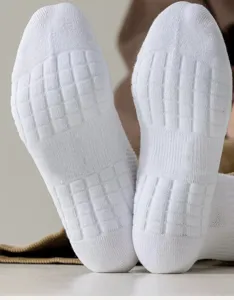 Calze sportive bianche da uomo con fondo in spugna spessa, traspiranti e assorbenti.