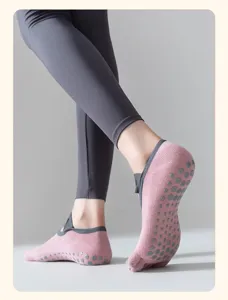 Gros plan sur des chaussettes de yoga roses à cinq doigts avec pastilles antidérapantes.