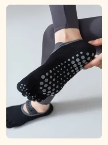 Détail de chaussettes de yoga antidérapantes à cinq doigts avec semelle à picots de maintien.