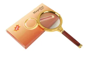 Handlupe 70mm mit Holzgriff und goldener Fassung ideal zum Lesen und genauen Betrachten.