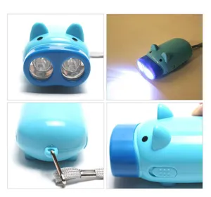 Vue détaillée de la mini lampe de poche LED en forme de cochon, éclairage de secours portable.