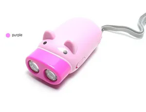 Mignonne mini lampe de poche LED à manivelle en forme de cochon rose avec lanière.