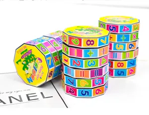 Cubo mágico matemático giratorio cilíndrico juguete educativo con números símbolos detalle.