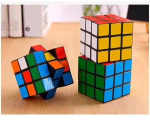 Vista detallada del cubo mágico 3x3 con base negra, juguete de rompecabezas para la mente.