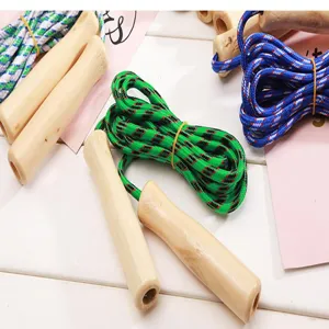 Corda per saltare in nylon con manico in legno per allenamento sportivo e competizione.