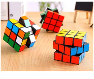 Cubo mágico puzzle educativo 3x3 con base negra, ideal para principiantes y antiestrés.
