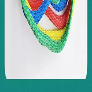 Gros plan de sangle élastique multicolore montrant la texture tissée et l'élasticité.