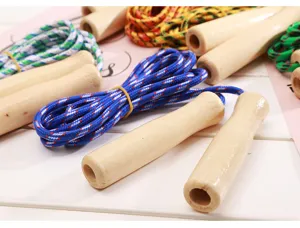 Cordino per saltare con manico in legno dettaglio, corda fitness in nylon per sport.