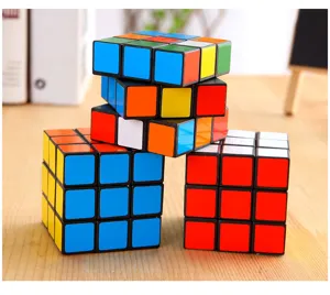 Vista detallada del cubo mágico 3x3 de base negra, ideal para principiantes y entrenamiento mental.