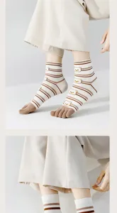 Bonitos calcetines de cinco dedos a rayas para mujer, calcetines de verano finos de algodón con oso.