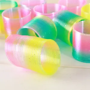 Juguetes de primavera de arco iris mágico de plástico colorido para los niños.