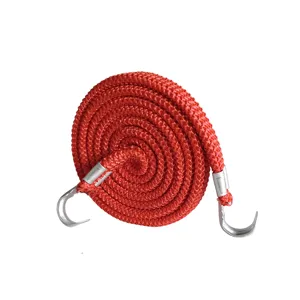 Sangle élastique rouge avec crochets métalliques, tendeur de bagage enroulé pour voyage.
